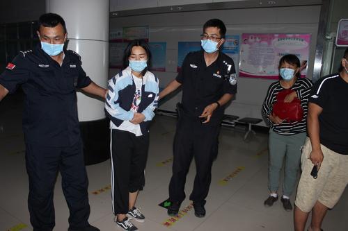 民警将不甚摔倒的孕妇送往伊犁州妇幼保健院