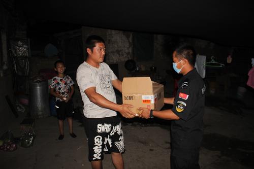 民警连夜将奶粉送到孩子父亲手中