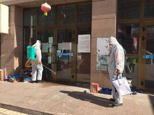 图为工作人员正在开展对重点区域的消毒工作（一）