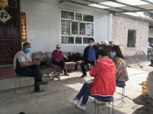 69团专职人民调解员冯永江和群众谈心谈话