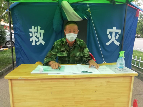 77团专职人民调解员夏关云在卡点值班