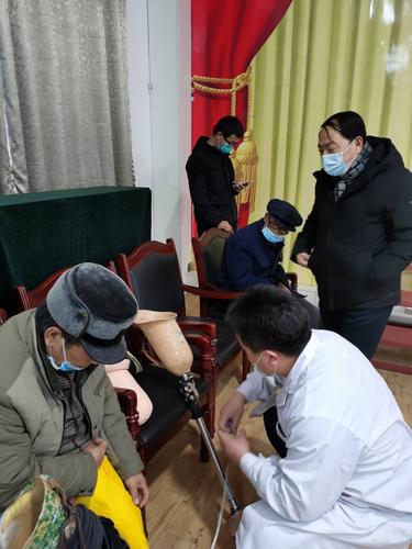 师市残联理事长郑海林现场观看假肢装配