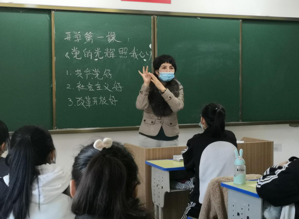 努尔古力老师为18幼师(3)班上党史课