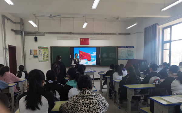 卢婷老师为20级学前(1)班上党史课