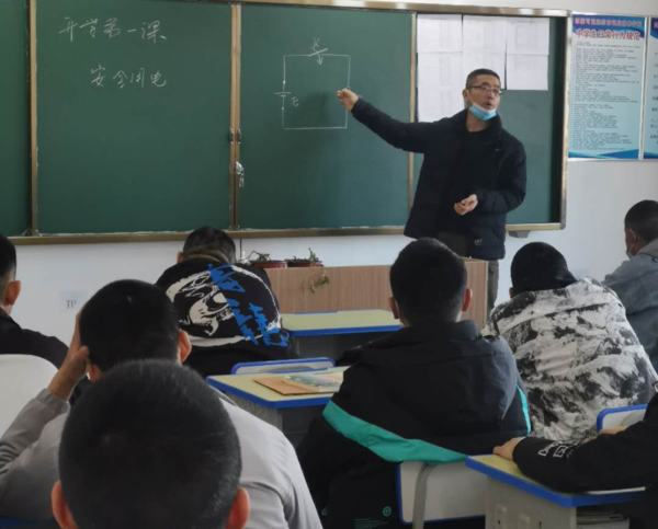 姜国华老师为19级机电班上安全教育课
