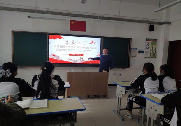 肖振华老师为20级学前（3）班上爱国教育课