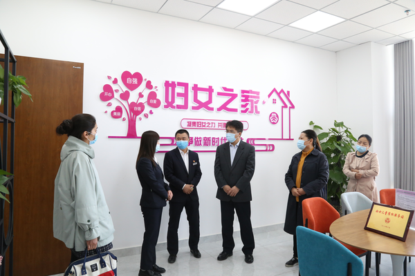兵团妇联到师市政务办调研指导工作
