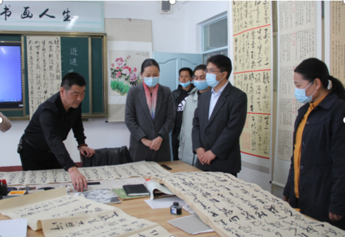 现场查看四师一中学生书画室
