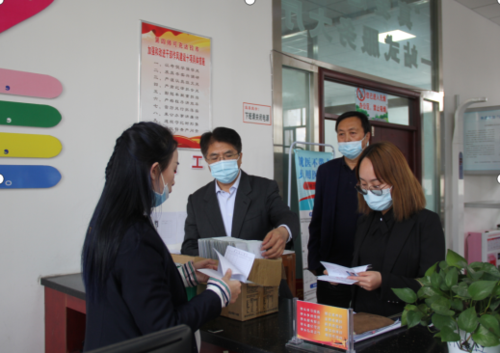 在军垦路社区劳动保障柜台现场查看就业失业情况