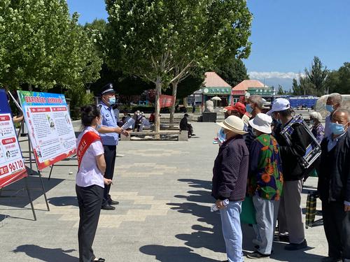师市公安局经侦支队反诈民警李超杰为群众讲解非法集资的典型案例分析