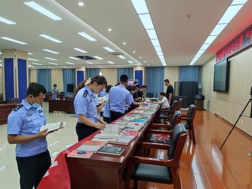 图书馆工作人员为民辅警办理借书证2