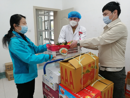 图片2-总院党委委员、副院长，可克达拉市域院区党委书记王薇彬慰问院区医护人员