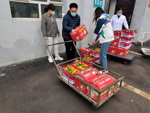 图片3-工作人员领取生活慰问品
