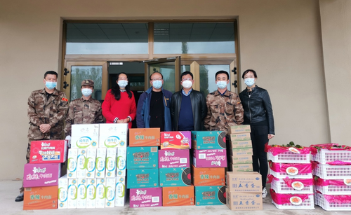 图片9-总院工会将慰问生活物资及时送到抗“疫情一线医护人员手中
