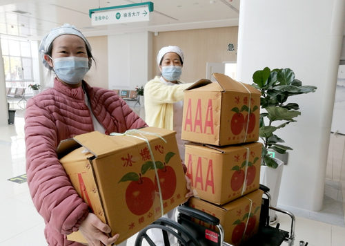 图片10-领取生活慰问物资的护士