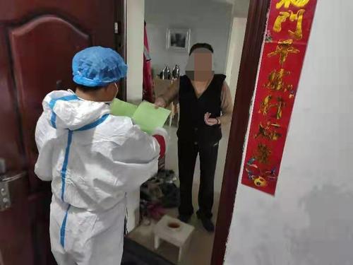 人社下沉干部陶旭为小区居民配送物资