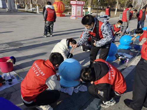 志愿者对隔离墩进行彩绘