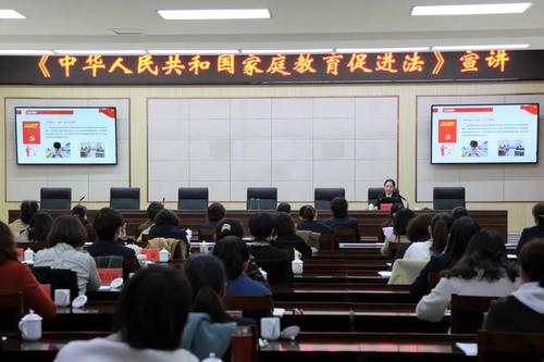 霍城垦区检察院为师团连三级妇联干部宣讲家庭教育促进法图片一