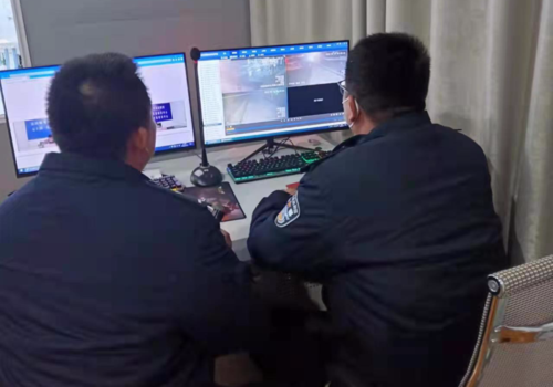 图四：民辅警在看监控