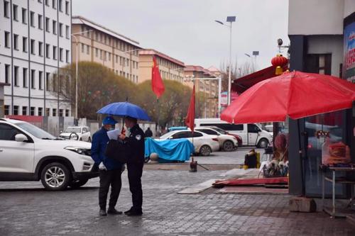 图六：雨中寻找走失老人