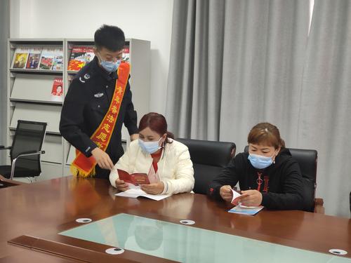 发放宣传册