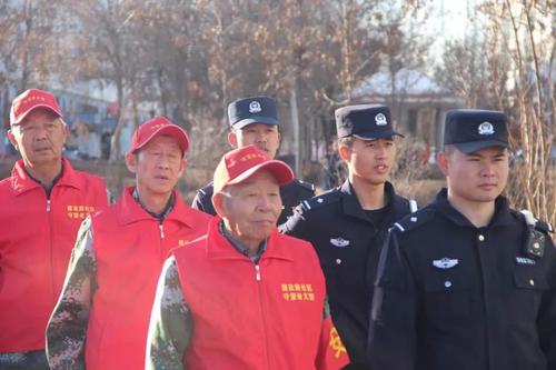 12.民警与“守望者”义警开展巡逻