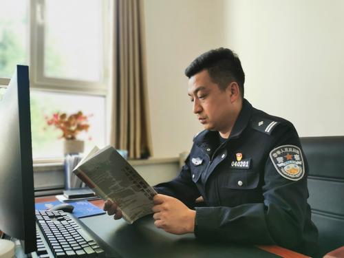 16.所长来毅日常工作照片