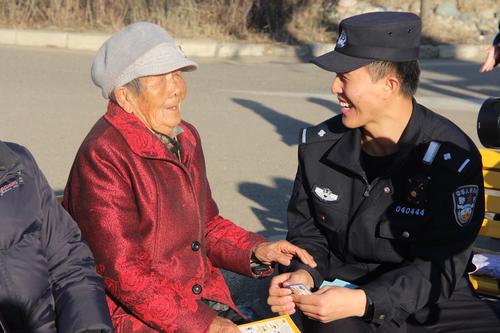 17.民警向老人进行宣传并与老人亲切交流