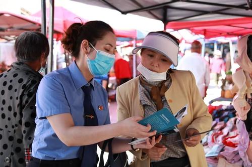 霍城垦区检察院开展防范电信网络诈骗“七进”宣传活动图片三