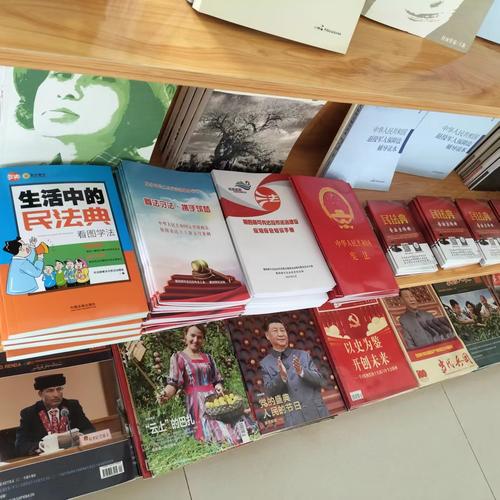 六十一团向蟠桃社区图书室捐赠法律书籍1