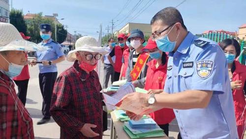 司法所干警宣传防范养老诈骗1