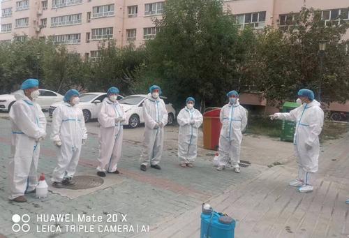 任毅对消杀人员做培训。