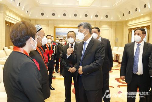马兴瑞艾尔肯·吐尼亚孜会见我区全国“人民满意的公务员”和“人民满意的公务员集体”代表