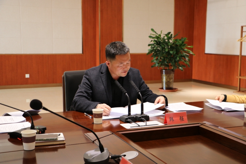 图为韩强理事长做工作报告