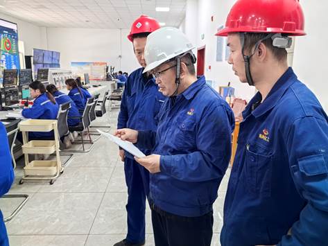 师市工信局查看南岗化工监控品安全生产台账记录