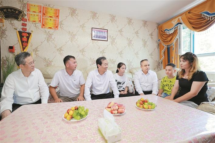 陈小江艾尔肯·吐尼亚孜深入和田阿克苏和兵团有关师市调研 完整准确全面贯彻新时代党的治疆方略 统筹发展和安全 紧贴民生推动高质量发展